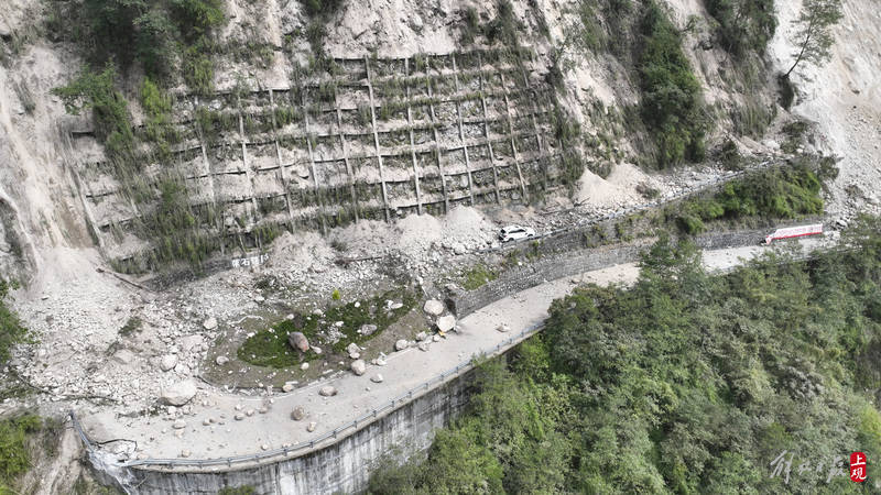 泸定地震救援现场目击：挖掘机悬崖之上抢修道路，海螺沟景区仍有部分群众被困
