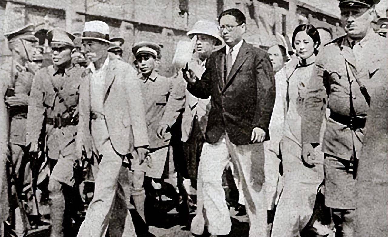2003年,106岁的宋美龄在宋子文墓前哭诉:宋家人为何都葬在这里_孔祥熙