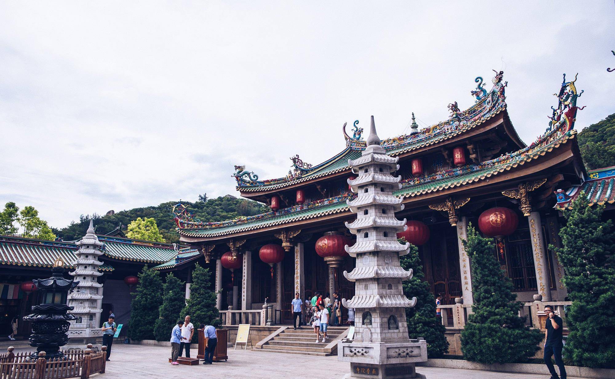 厦门南普陀寺，著名的闽南佛教胜地之一，门票免费且赠送一支香