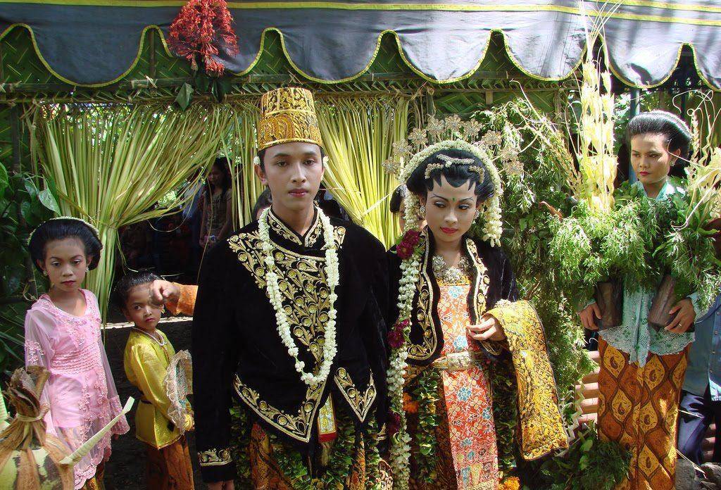 巴布亚地区,大部分地区的民族都属于黄种人,包括占人口大多数的爪哇族