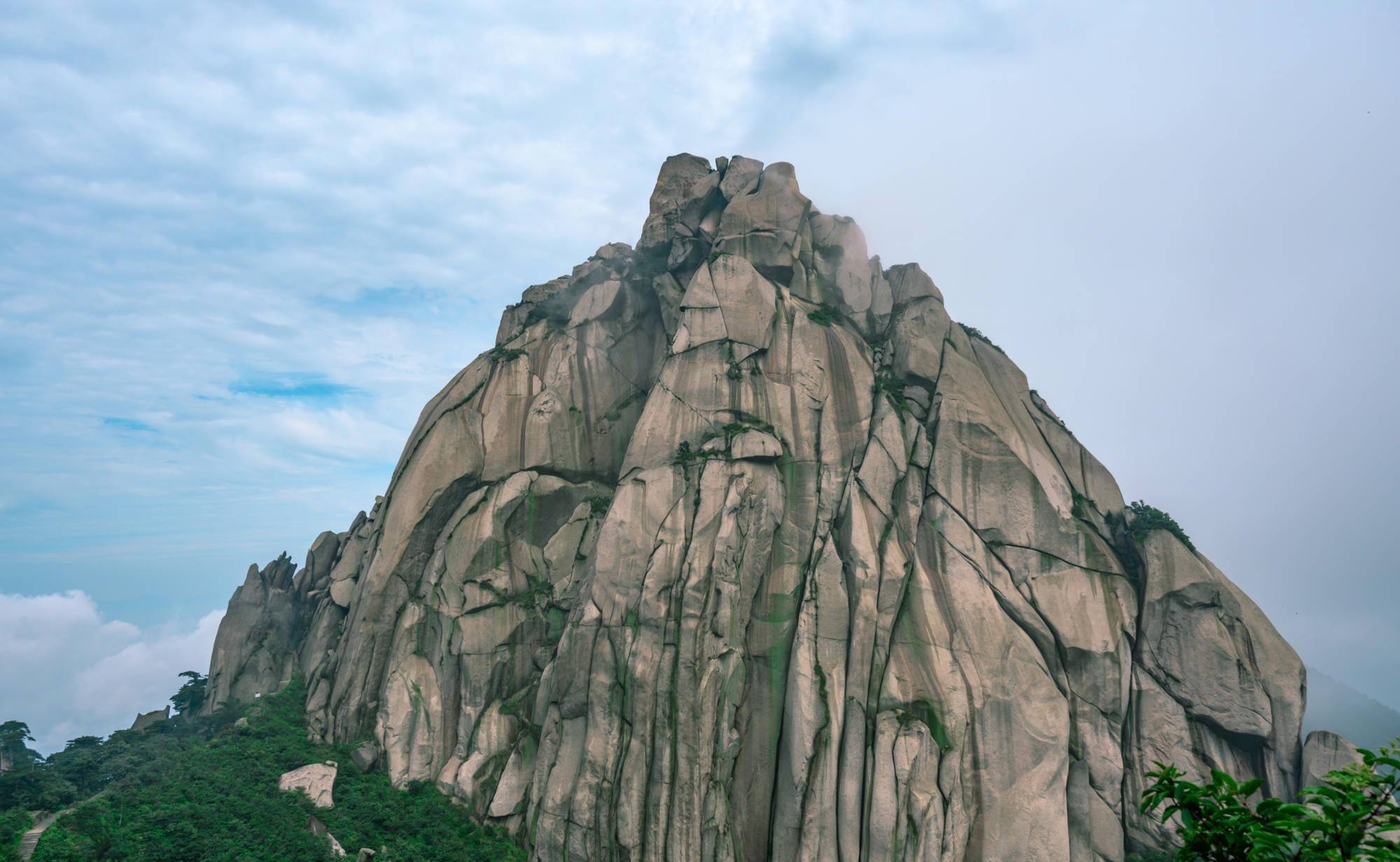 它是“安徽三大名山”之一，景色与黄山相媲美，知道的游客却不多