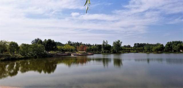 不必远行，这处郊野公园秋色渐浓，还藏有北京最大最美的湿地沙丘，免费露营