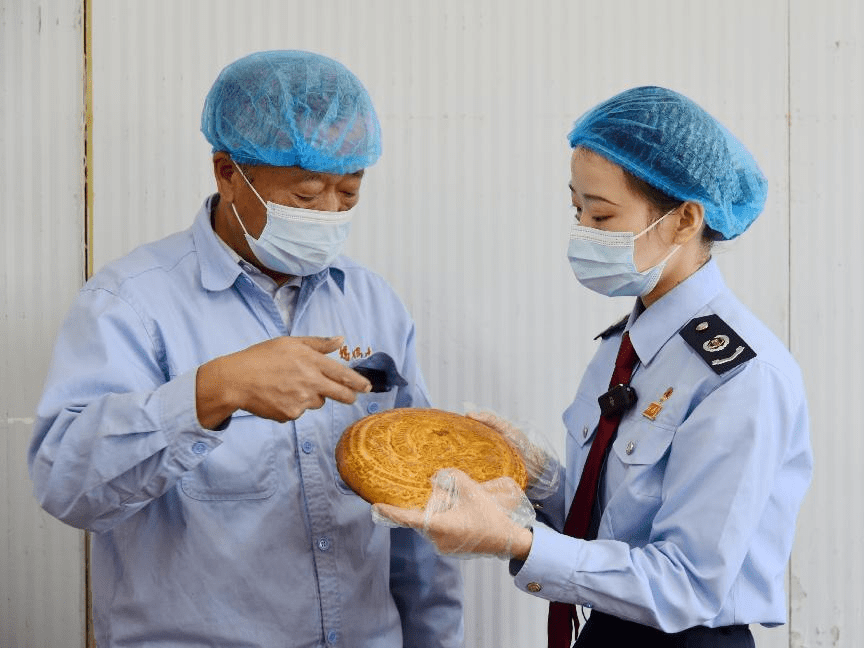 在湟源城关香香馍馍铺内,马月香正在准备中秋节的月