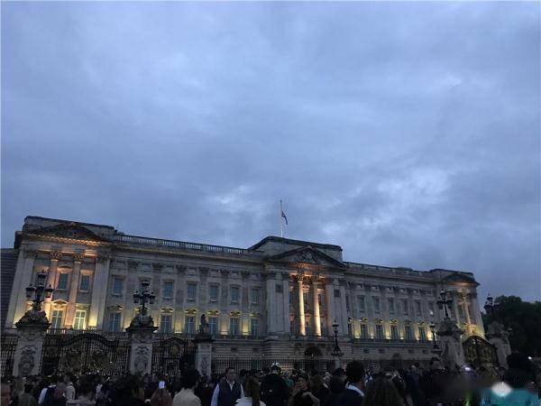 英国女王去世 民众聚集在白金汉宫前悼念
