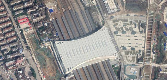 鸟瞰芜湖站：设有3场、8台、20条线，总面积达到了5.6万平方米