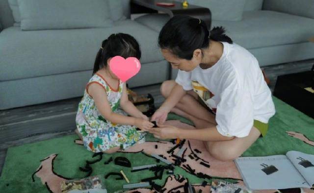 小小丹更是可爱,语言能力惊人很像妈妈,还说妈妈不可怜,身边有那么多