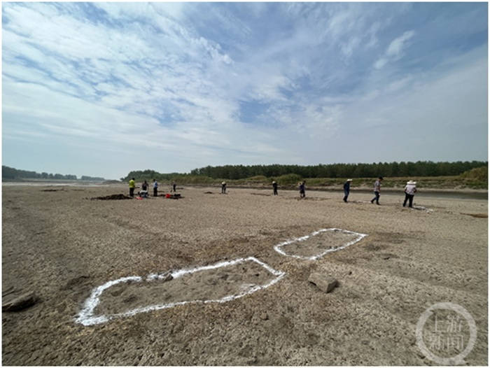 湖北石首河道干涸露出古墓群：有多个朝代平民墓 宋代墓里发现唐朝钱币