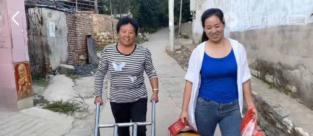 小丽的憨婆婆真下作,推着小车去农哥家送礼没讨上