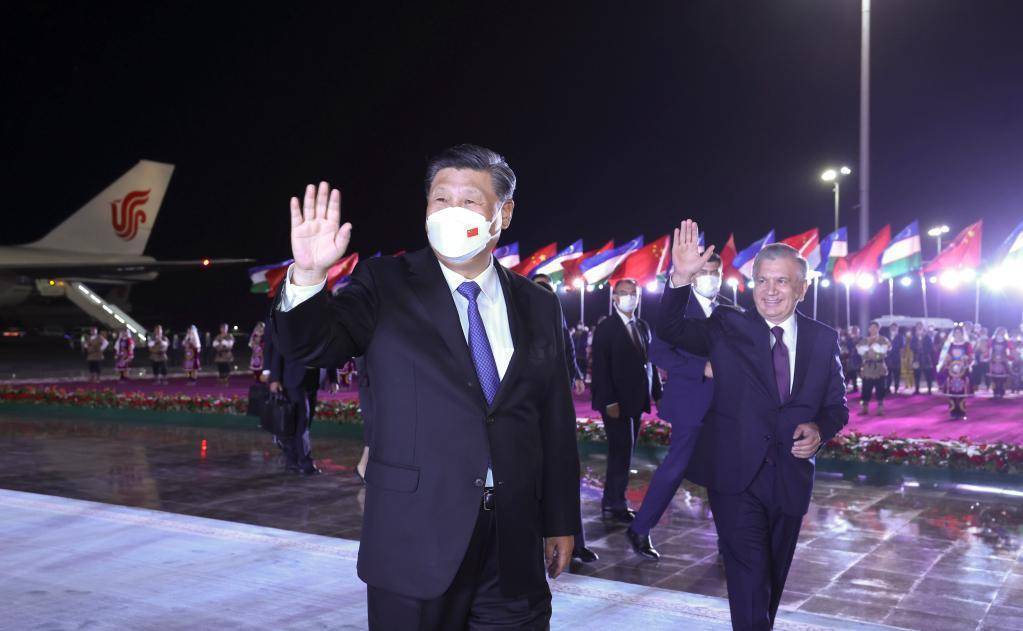 高清大图丨习近平主席抵达乌兹别克斯坦 民众载歌载舞欢迎