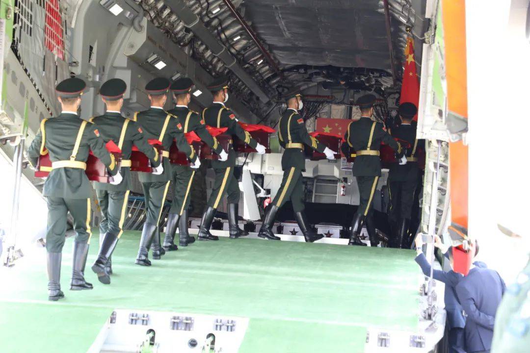 搭载88位志愿军烈士遗骸，运-20起飞回国