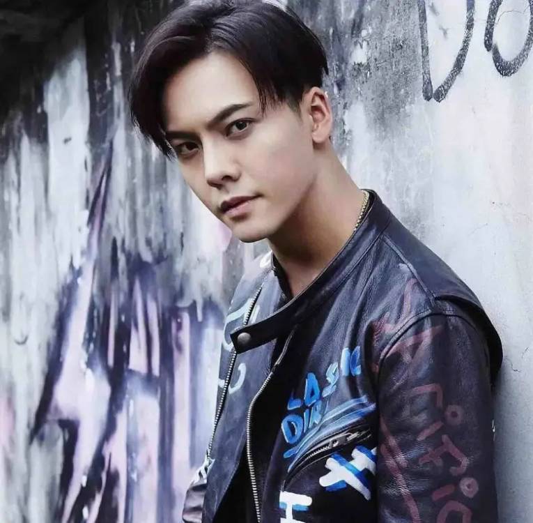 高铁上粉丝要签名,陈伟霆:签好了邮寄给你_因为_私人_不知道