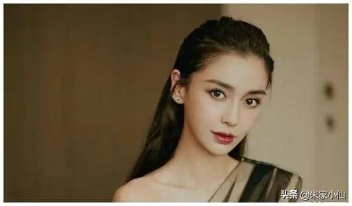 杨颖真的是从一线掉到了不知道几线,她最近在谈的一些剧本,都是一些