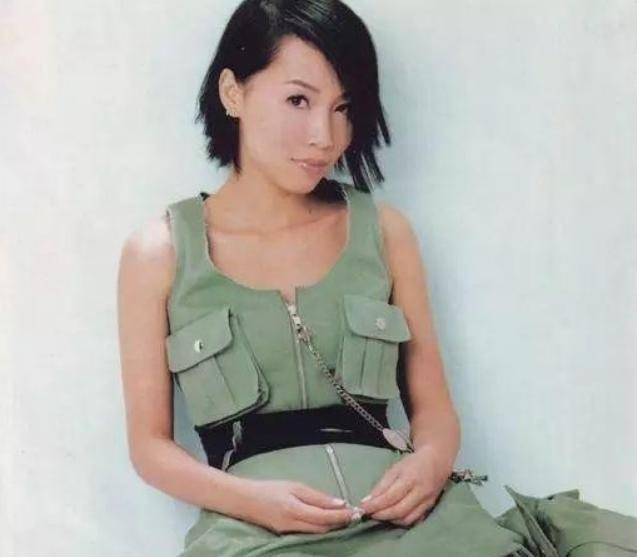 米乐M6 M6米乐天后彭羚豪宅内做瑜伽曾与王菲郑秀文齐名事业巅峰期嫁人隐退(图8)