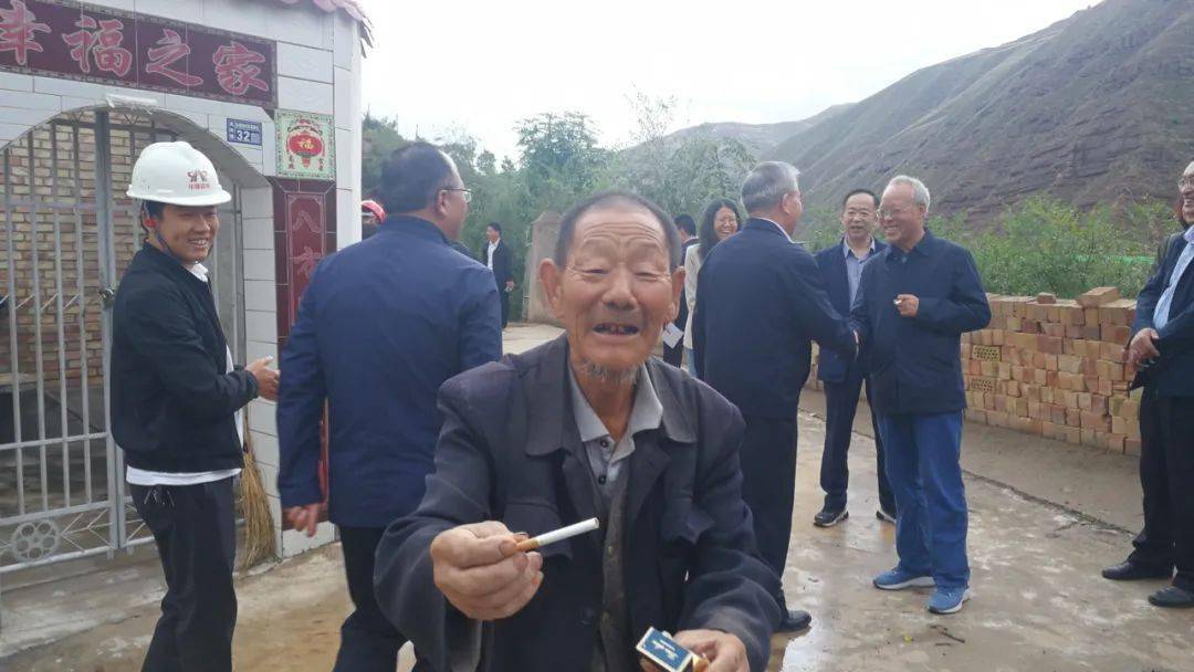 热情好客的孙家峡村村民陈守仁老人(张艳君 摄)戴书记给时任武山县长