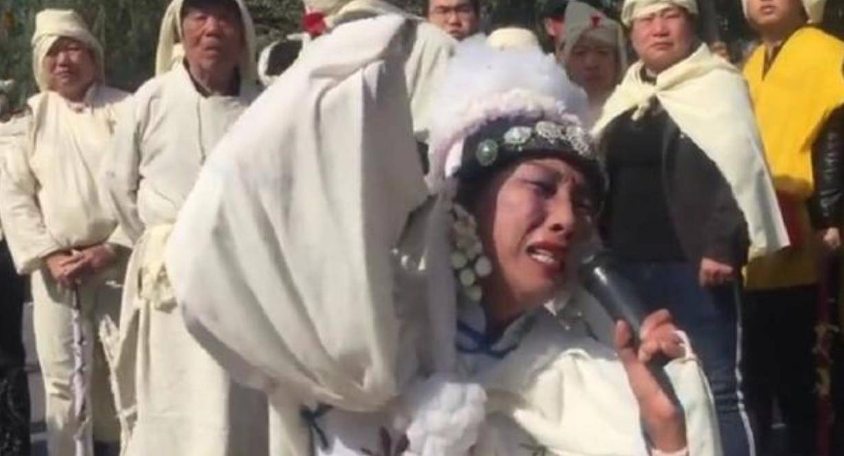 河南"哭灵人"武会霞:每年至少哭70场磕头上万次,年入几万元_工作_马