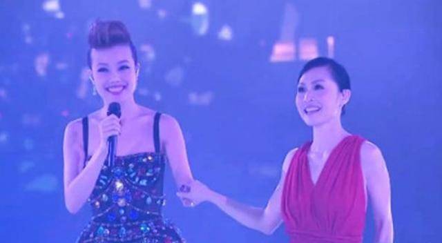 米乐M6 M6米乐天后彭羚豪宅内做瑜伽曾与王菲郑秀文齐名事业巅峰期嫁人隐退(图10)