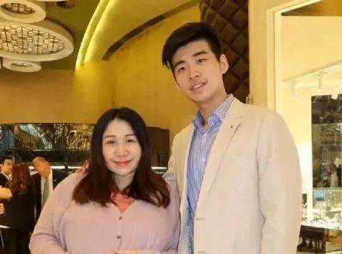 鲁豫问赌王四太太：四女共侍一夫，不会觉得尴尬吗