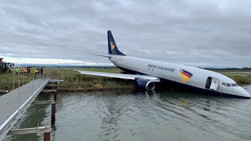 启动安全调查！法国波音737货机降落时冲入湖中，机场关闭