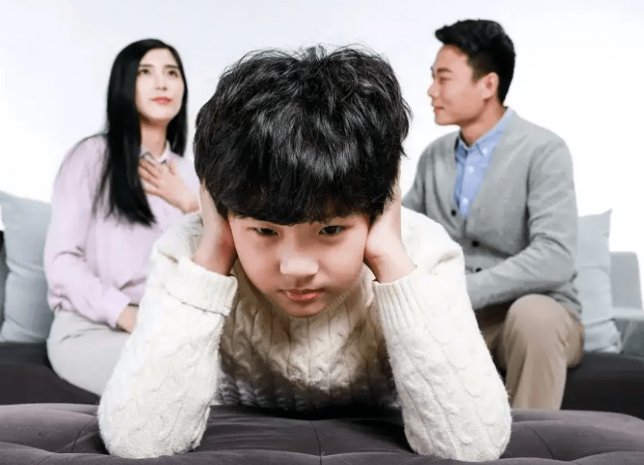 原创坐大腿还摸胸,3岁男孩抢座干这事!家长拒道歉小孩子懂什么,怨谁？