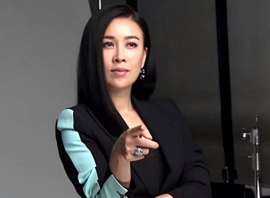 云朵:被刀郎抚养10年,从服务员登上春晚,公开踢馆为师傅正名_那英