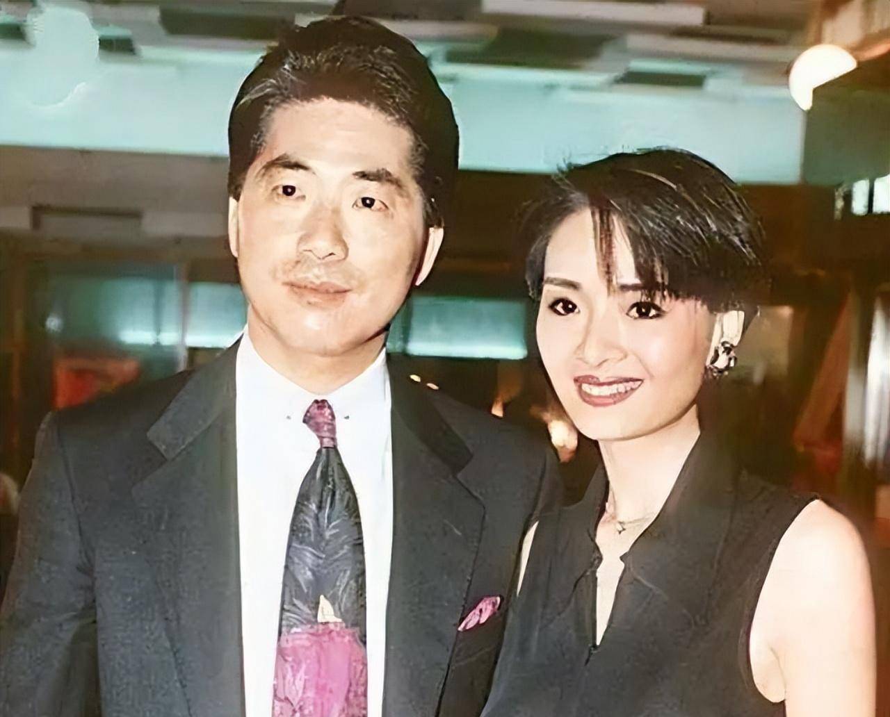 叶玉清,1967年出生于中国香港,因出演电影《群芳颂》而正式进入娱乐圈
