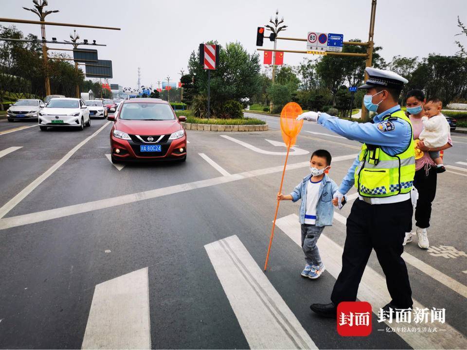 国庆首日 成都交警全力守护市民出行安全