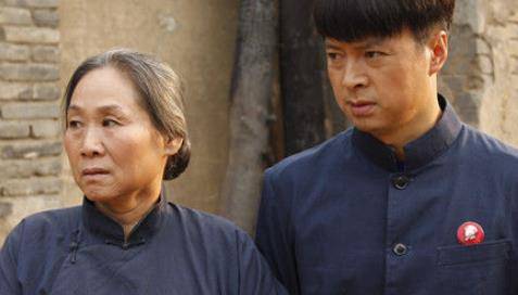 61岁被儿子带进娱乐圈,两部电影票房超85亿,如今比儿子还红_苇青_毛孩