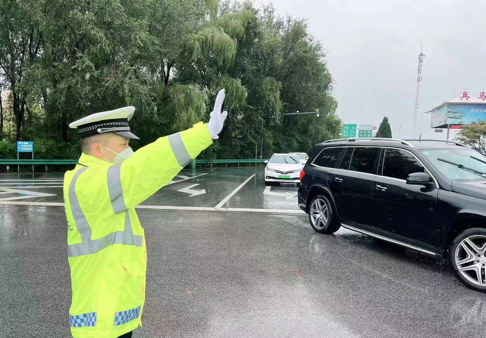 临潼区交警“雨”你同行