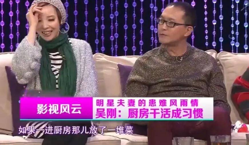 演员吴刚:娶初恋岳秀清,饭也是他做的,被妻子宠成宝!