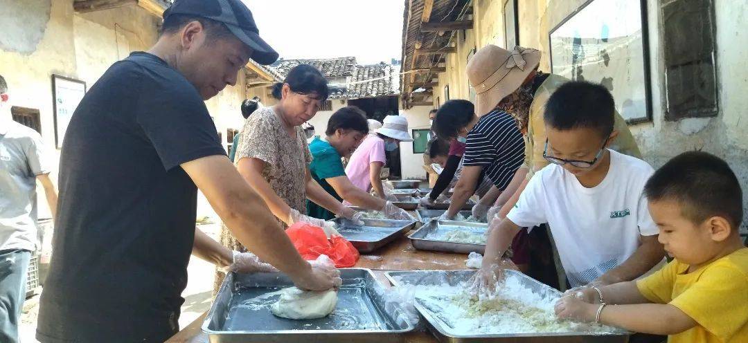 和平文旅体验旅游受青睐，游客打卡制作墩头蓝及手工艺品