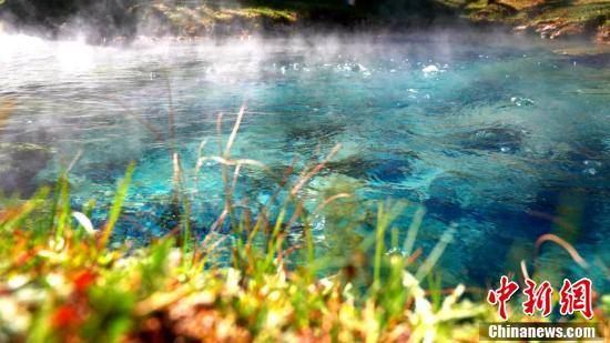 青海湖北岸热水温泉：翻滚秀亮似巨型“石锅”仙气十足