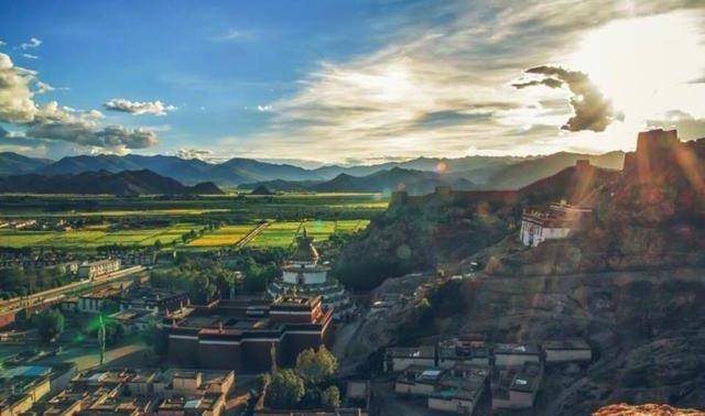 西藏最精美寺庙，3个派系共存，还有十万佛塔建筑精品！