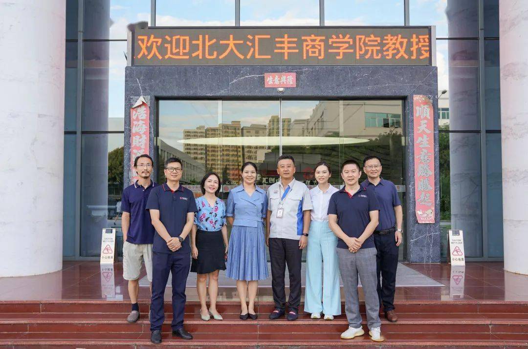 合影留念(从左到右为蓝颖杰,岑维,曾小铧,童娜琼,李明,程越,周德明,隋