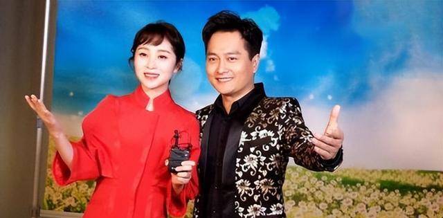歌手云飞:放弃家庭去支教,成名后与妻子离婚,今娶古典女神_父亲_孩子