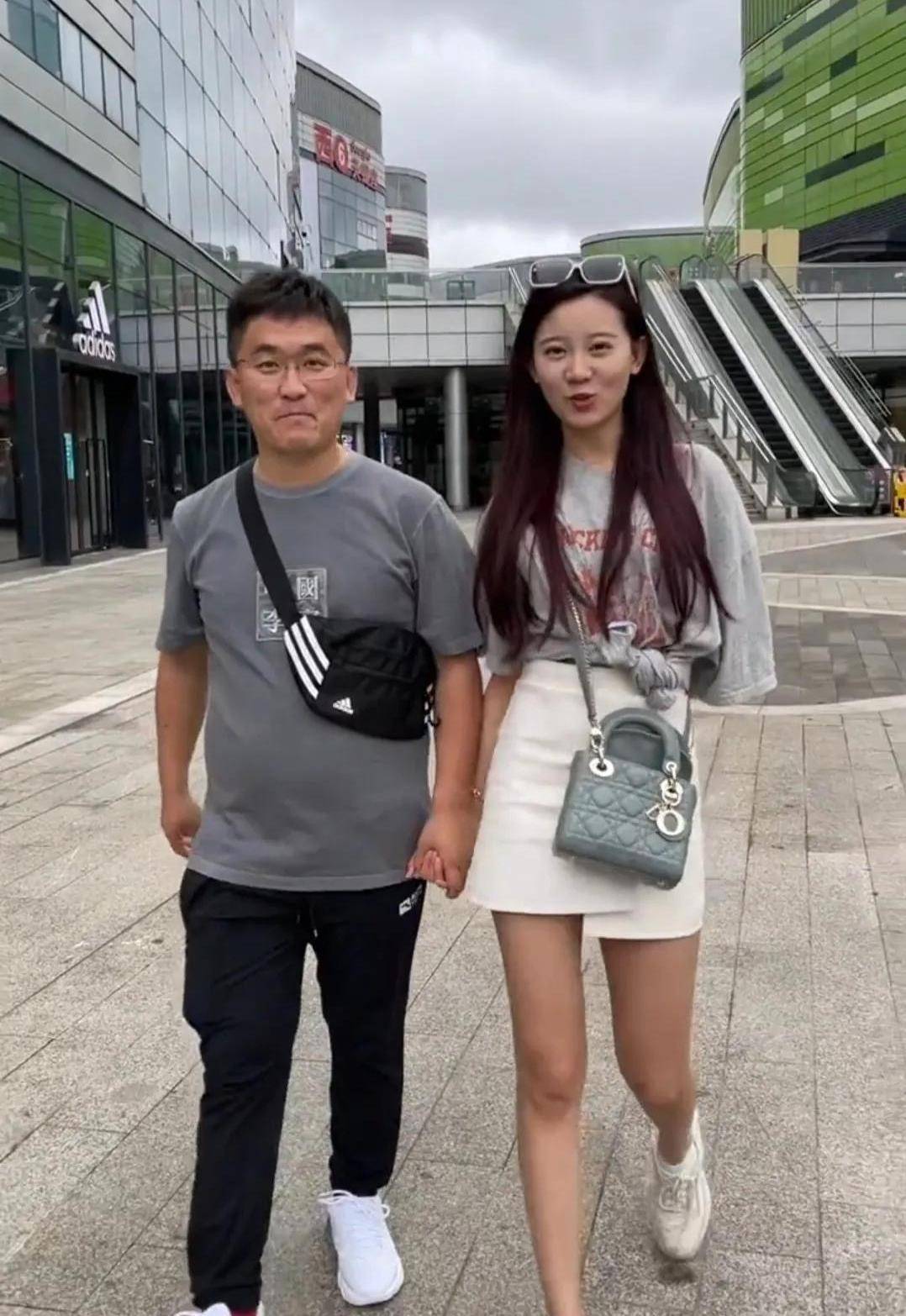 网红姜涛官宣恋情,小15岁女徒弟变女友,送40万商务