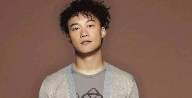 陈奕迅晒自拍素颜太雷人,发际线后移到头顶,网友:你怎么秃了?