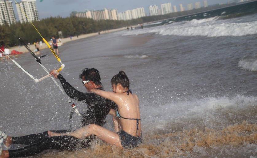 殷桃海上冲浪穿泳装，锁骨突出双腿细直，全身打湿别有一番韵味！