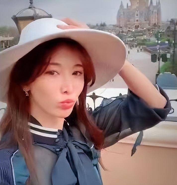 47岁林志玲婚后归来不香了,嘟嘴被抵制,网友要求做的