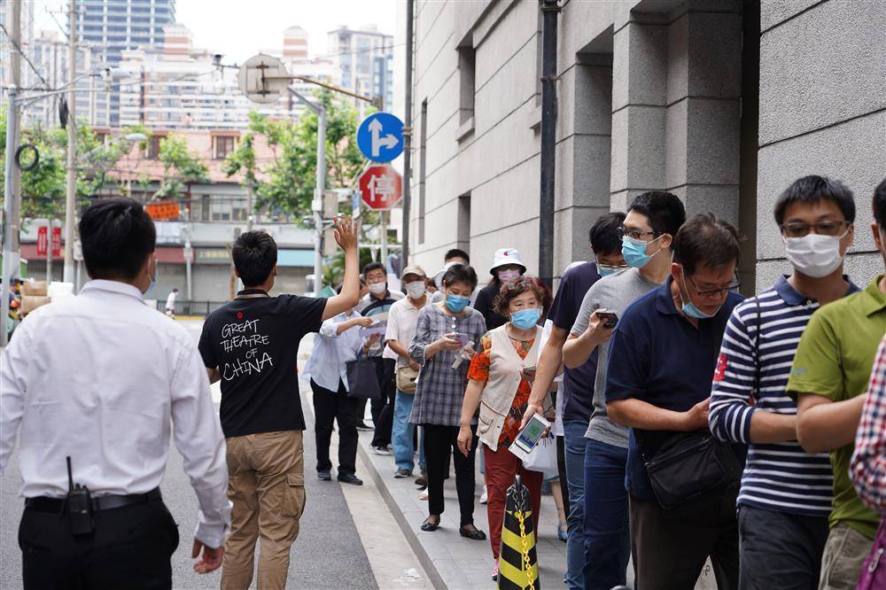 独脚戏《石库门的笑声》重启，毛猛达调侃沈荣海的“国内游”“出国游”