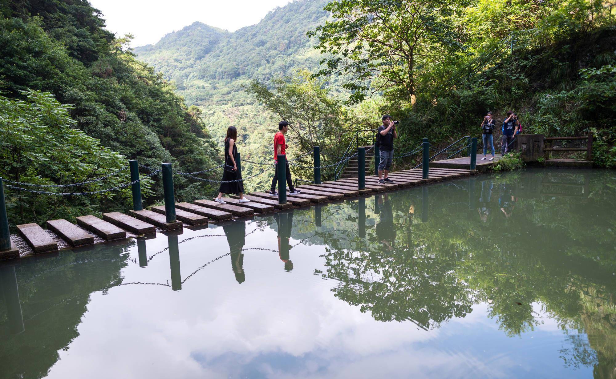 浙江宁波被忽略的5A景点，藏在大山中的3条瀑布，景美人还少