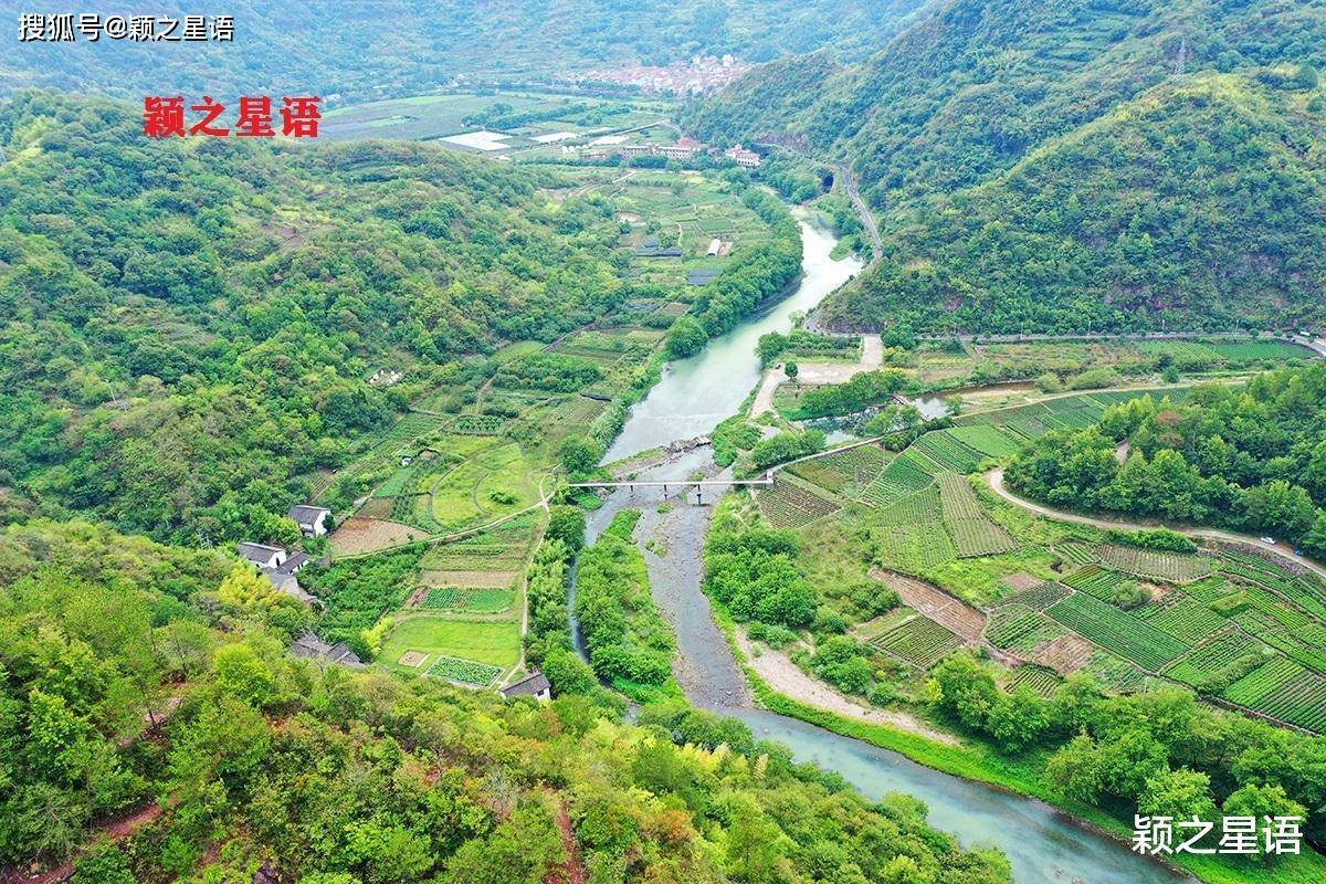 新昌镜岭水库淹没区，山环水绕竹潭村，青潭流水浪淘沙