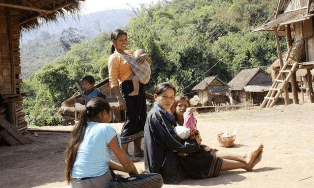 贵州黔南小河里的那些洗澡的女人们