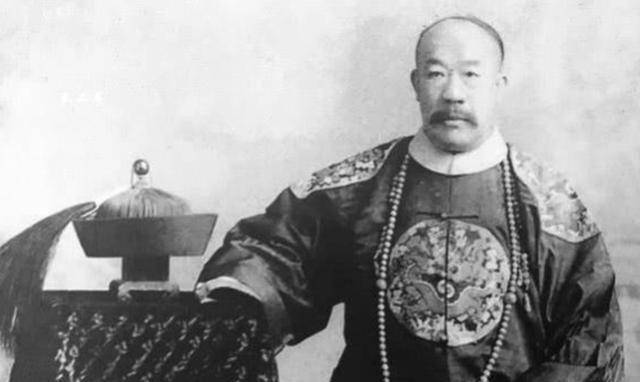 他叫爱新觉罗·善耆,算是清朝的皇宫贵族.