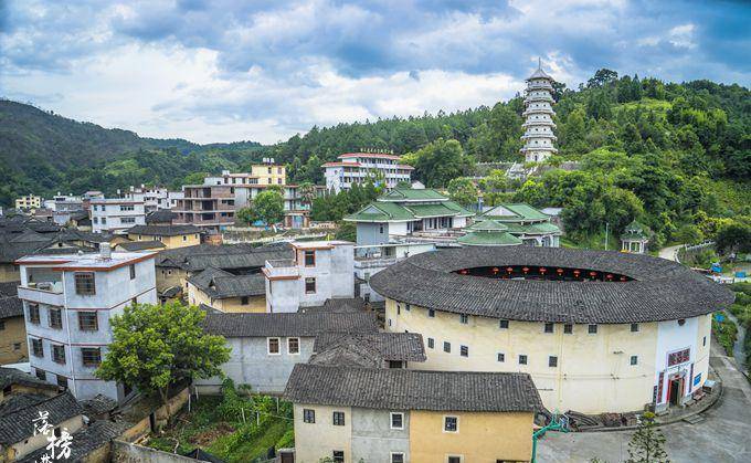 福建永定土楼中的洋建筑，这里是华侨之乡，曾被誉为“小香港”