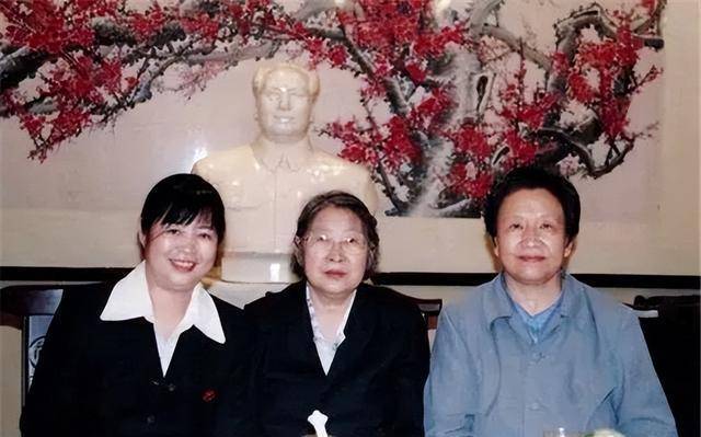 99年,李敏李讷回韶山探亲碰见庞淑谊:十婆,我们有40多年没见了_毛万才