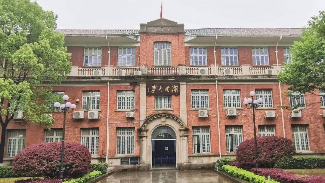 "机械四小龙"包括:吉林工业大学(现并入吉林大学,湖南大学,燕山大学