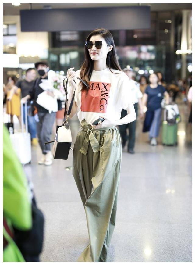 原创
何穗身穿白tee搭配军绿色纸袋裤,高挑时髦,十足仙女范儿 第2张 原创
何穗身穿白tee搭配军绿色纸袋裤,高挑时髦,十足仙女范儿 第2张