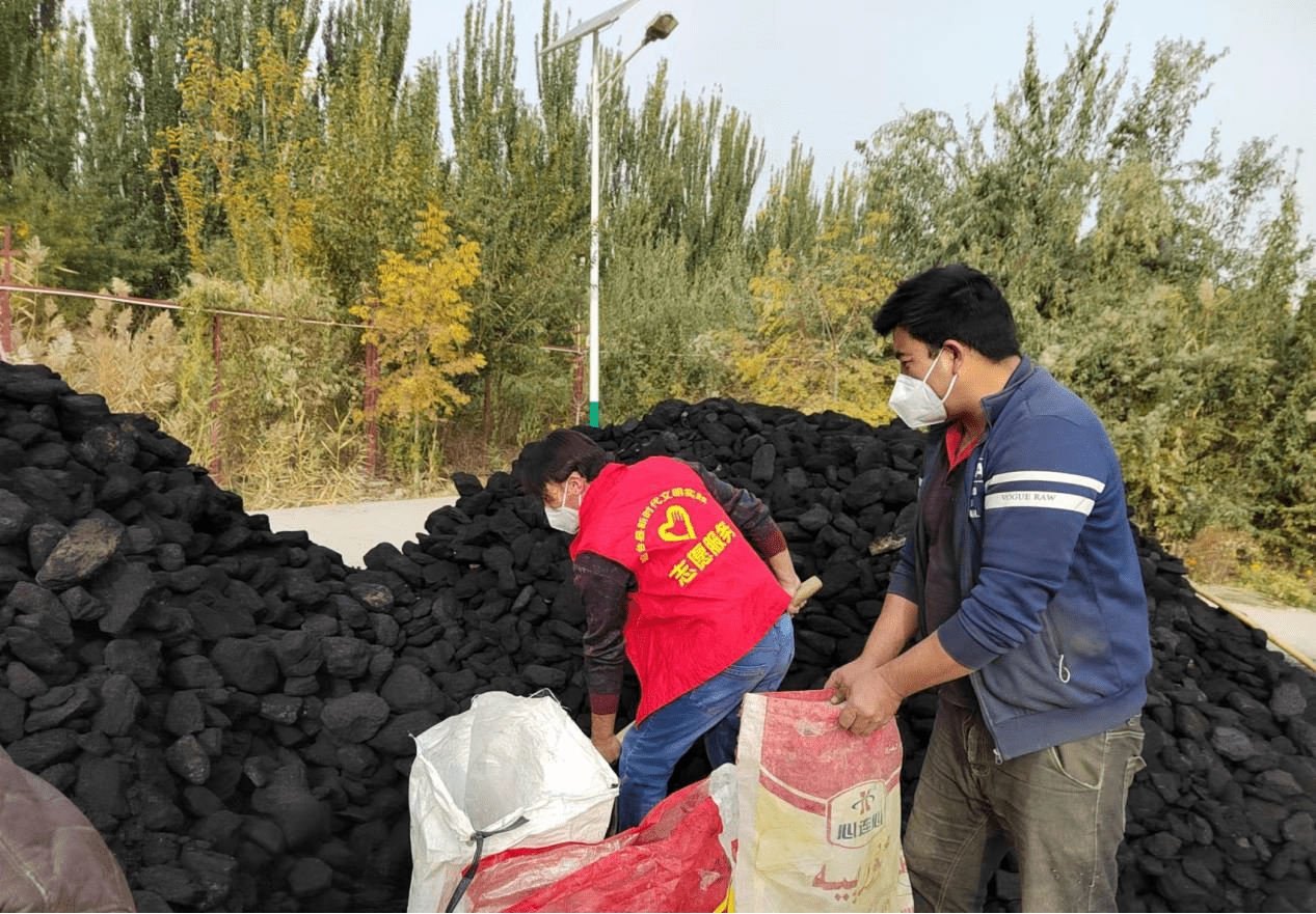 轮台县群巴克镇:袋袋"暖心煤 让群众温暖过冬_依格孜_村民_依村