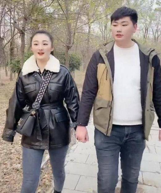 婚礼结束后,有人质疑陈亚男动机不纯,说她有学历