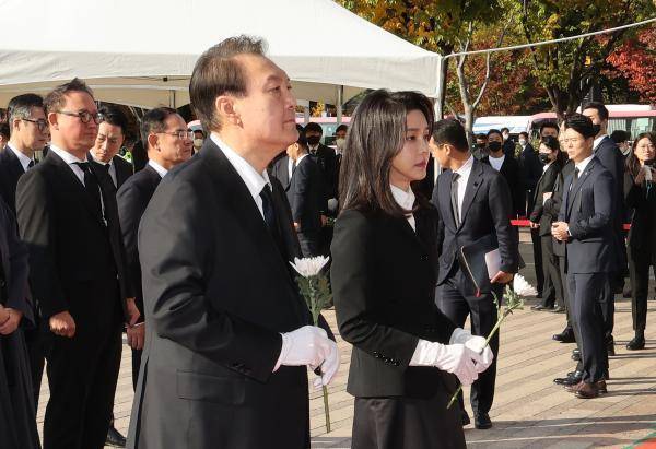 原创网红现身引发韩踩踏事故？当事人出面否认，艺人李智汉不幸遇难